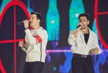 A dupla sertaneja Hugo e Guilherme se apresentando em um show ao vivo.