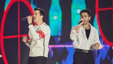 A dupla sertaneja Hugo e Guilherme se apresentando em um show ao vivo.