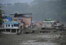 Imagem de uma avalanche no Nepal com montanhas ao fundo.