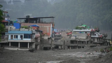Imagem de uma avalanche no Nepal com montanhas ao fundo.