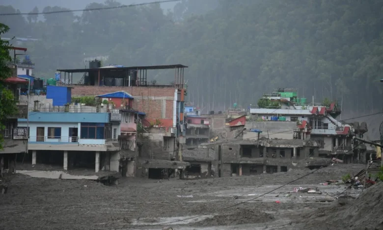 Imagem de uma avalanche no Nepal com montanhas ao fundo.