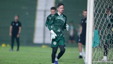 Goleiro Tadeu durante uma partida pelo Goiás Esporte Clube.