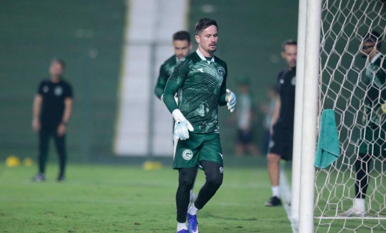 Goleiro Tadeu durante uma partida pelo Goiás Esporte Clube.
