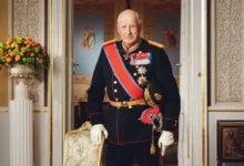 Rei Harald V da Noruega em traje oficial durante cerimônia.