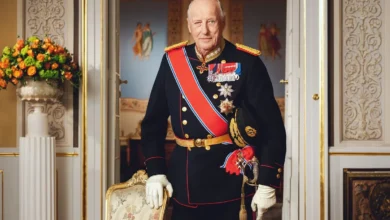 Rei Harald V da Noruega em traje oficial durante cerimônia.