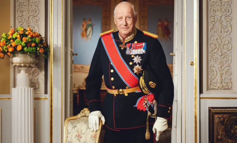 Rei Harald V da Noruega em traje oficial durante cerimônia.
