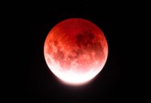 Imagem da Lua de Sangue durante o eclipse lunar em Goiás, capturada por um astrofotógrafo.