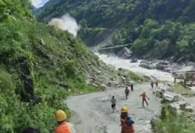 Equipes de resgate trabalhando na área afetada entre Nepal e Tibete.