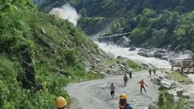 Equipes de resgate trabalhando na área afetada entre Nepal e Tibete.