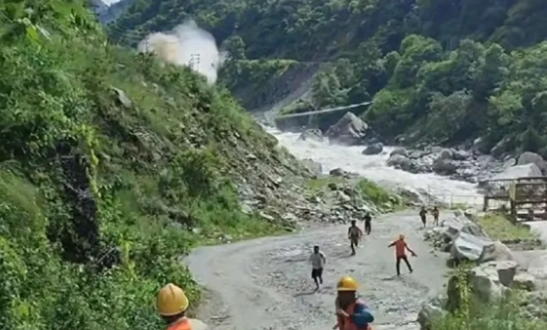 Equipes de resgate trabalhando na área afetada entre Nepal e Tibete.