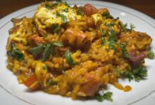 Prato de arroz pouso de boiada com carne de sol, queijo minas e torresmo.
