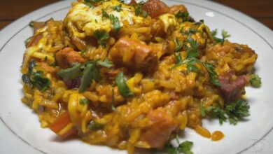 Prato de arroz pouso de boiada com carne de sol, queijo minas e torresmo.