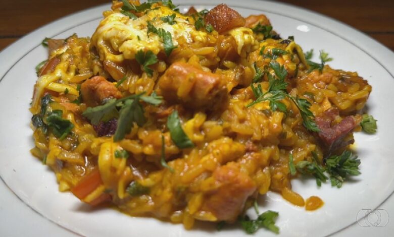 Prato de arroz pouso de boiada com carne de sol, queijo minas e torresmo.