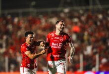 Jogadores do Vila Nova em campo durante a partida contra o Ceará.
