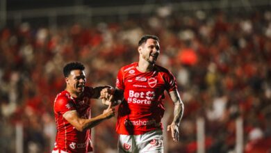 Jogadores do Vila Nova em campo durante a partida contra o Ceará.