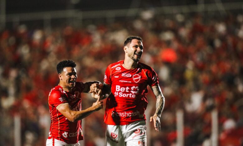 Jogadores do Vila Nova em campo durante a partida contra o Ceará.
