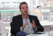 Candidatos políticos em Goiás em um evento público.