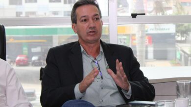 Candidatos políticos em Goiás em um evento público.