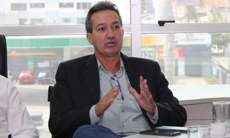Candidatos políticos em Goiás em um evento público.