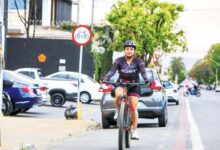 Ciclovia em Goiânia com ciclistas utilizando a via.