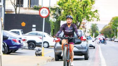 Ciclovia em Goiânia com ciclistas utilizando a via.