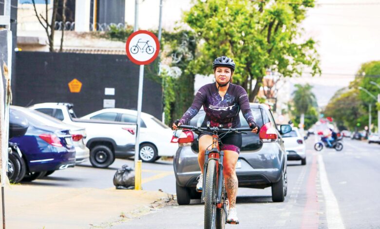 Ciclovia em Goiânia com ciclistas utilizando a via.