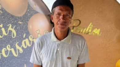 Grupo de pessoas em busca de homem desaparecido durante romaria no Tocantins.