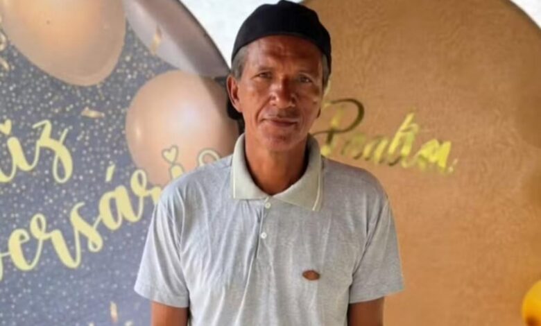Grupo de pessoas em busca de homem desaparecido durante romaria no Tocantins.