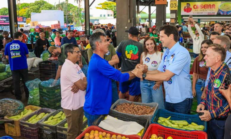 Daniel Vilela em visita à Ceasa, conversando com produtores.