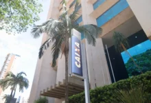 Fachada de agência da Caixa Econômica Federal fechada devido à greve.