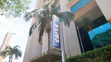 Fachada de agência da Caixa Econômica Federal fechada devido à greve.