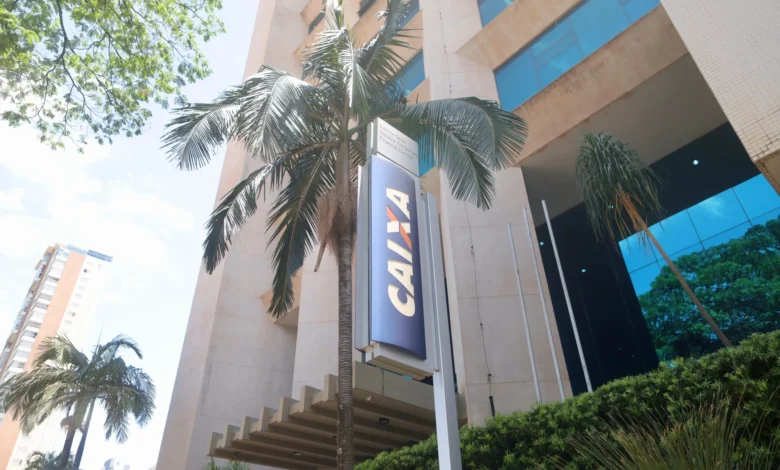 Fachada de agência da Caixa Econômica Federal fechada devido à greve.