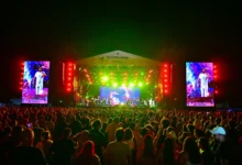 Palco do festival Canto da Primavera em Pirenópolis com músicos se apresentando.