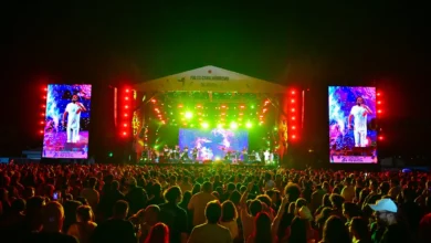 Palco do festival Canto da Primavera em Pirenópolis com músicos se apresentando.