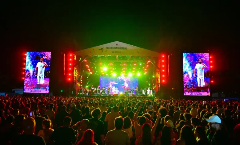 Palco do festival Canto da Primavera em Pirenópolis com músicos se apresentando.