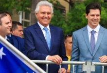 Ronaldo Caiado e Daniel Vilela lado a lado em evento político em Goiás.