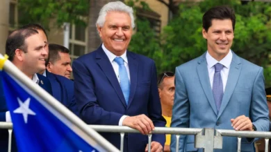 Ronaldo Caiado e Daniel Vilela lado a lado em evento político em Goiás.
