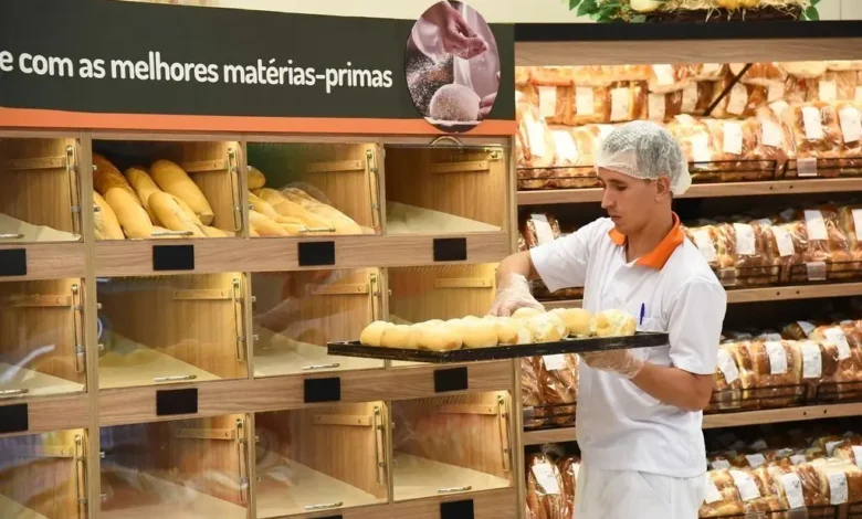 Empresários em reunião de negócios em Goiás.