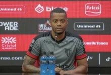 Goleiro do Atlético-GO em ação durante partida de futebol.