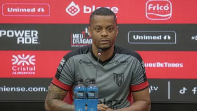 Goleiro do Atlético-GO em ação durante partida de futebol.