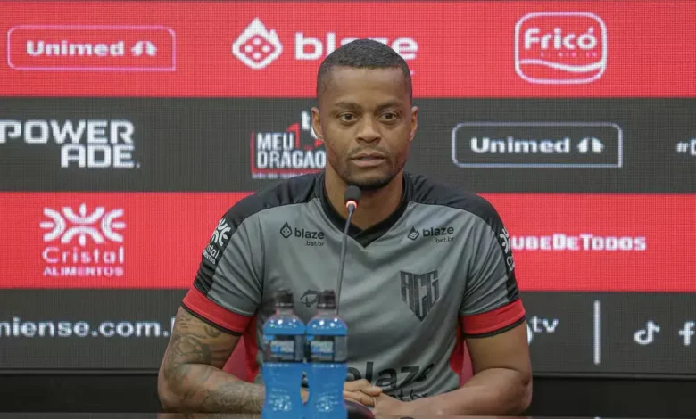 Goleiro do Atlético-GO em ação durante partida de futebol.