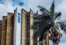 Clientes aguardam em fila em frente a uma agência da Caixa Econômica Federal em Goiás.