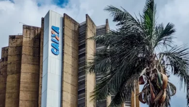 Clientes aguardam em fila em frente a uma agência da Caixa Econômica Federal em Goiás.