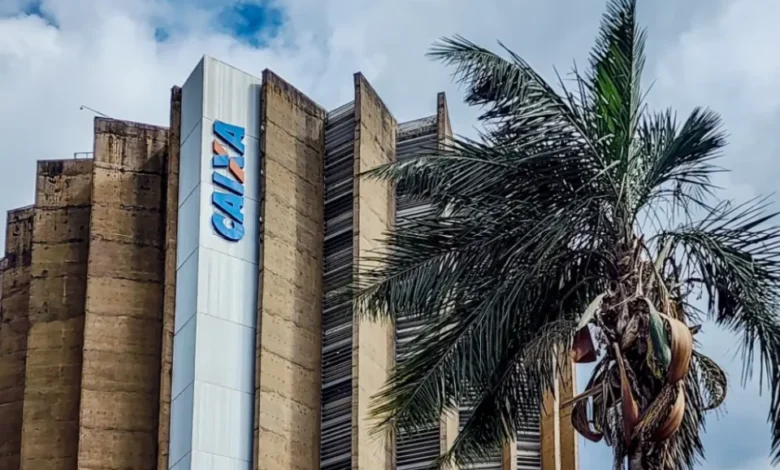 Clientes aguardam em fila em frente a uma agência da Caixa Econômica Federal em Goiás.