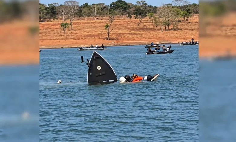Bombeiros e equipes de resgate no Lago Bonsucesso, Jataí.