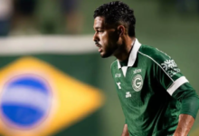 Djalma Silva em campo pelo Goiás Esporte Clube, expressando descontentamento.