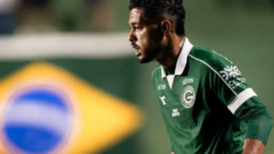 Djalma Silva em campo pelo Goiás Esporte Clube, expressando descontentamento.