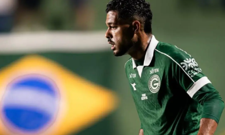 Djalma Silva em campo pelo Goiás Esporte Clube, expressando descontentamento.