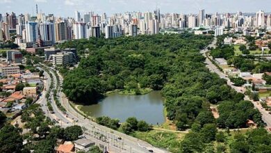 Vista aérea de Goiânia com destaque para áreas verdes e prédios.