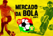 Jogadores de futebol em campo durante partida.